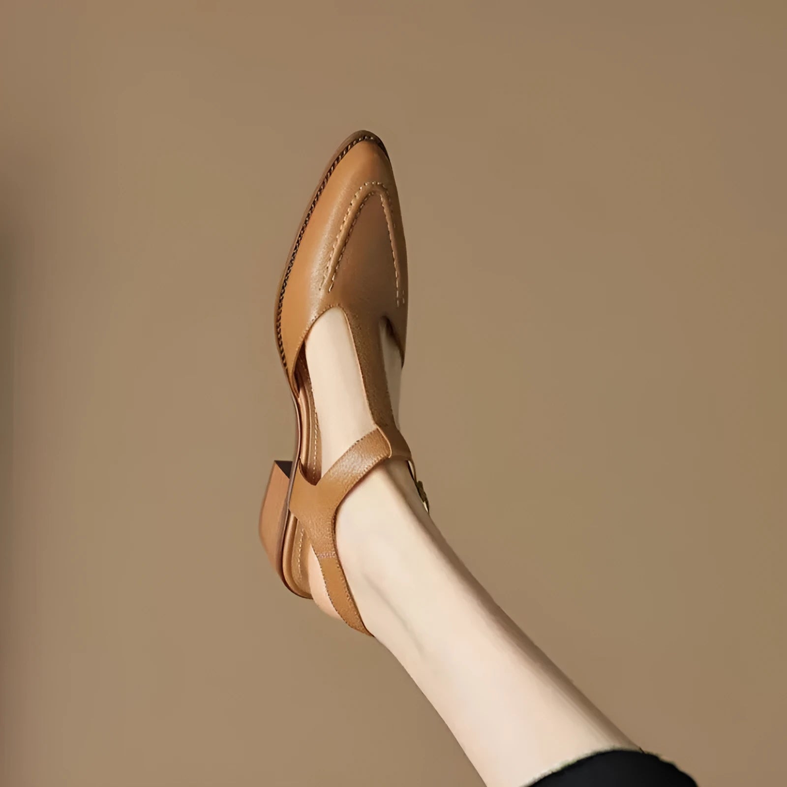Women's closed toe pointed sandals with chunky heel in solid colour synthetic leather
