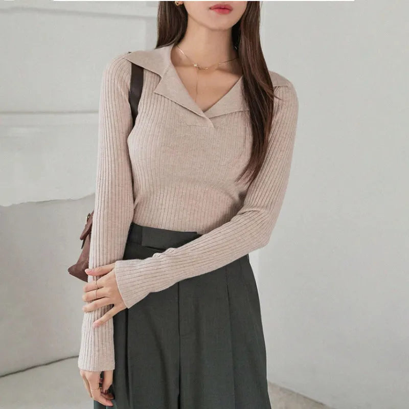 V-neck hemmed pullover sweater in solid colour with vertical sunken stripe pattern, long sleeves, slim fit