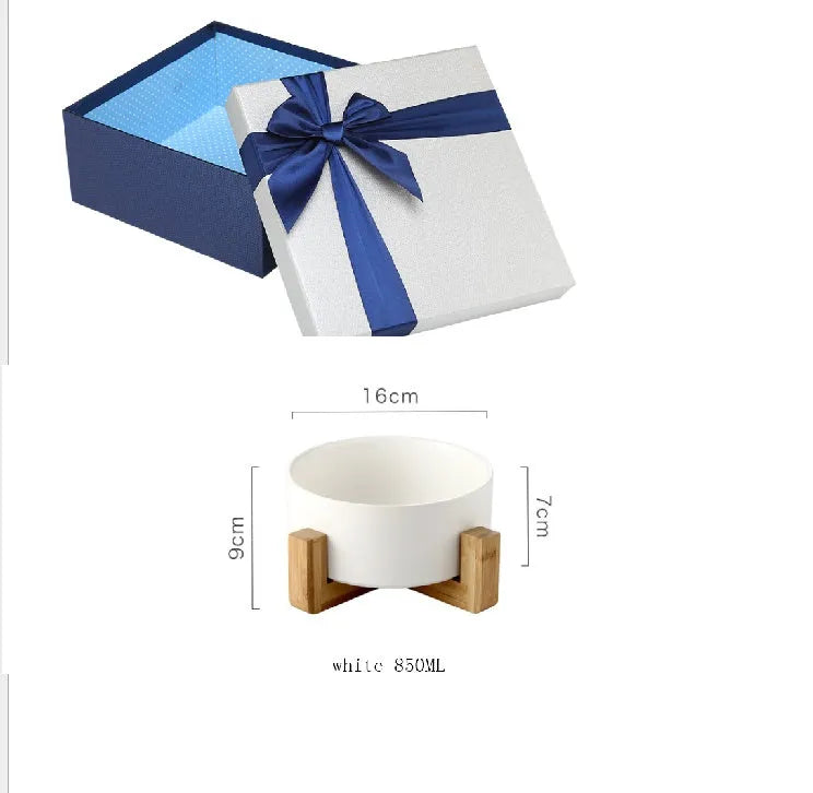 Square kraft paper box with lid in green, size 21.5cm, on a white background
