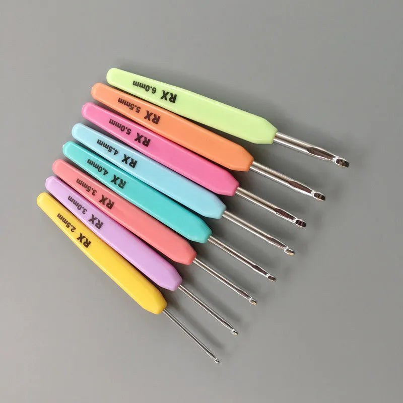 Set of 16 crochet hooks in various sizes with two handle types, stored in a grey PU zip bag.