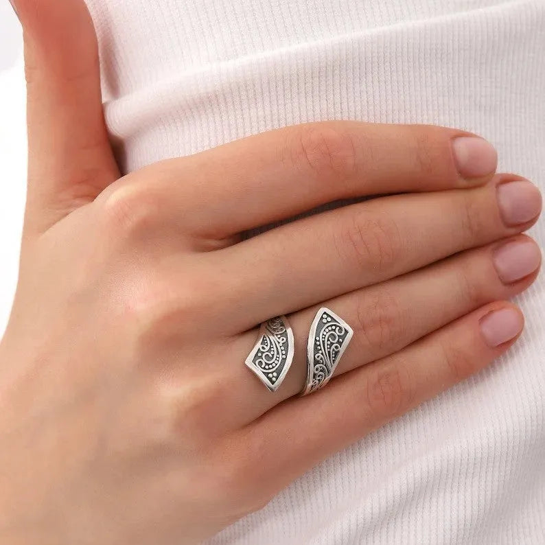 Women's alloy ring with adjustable opening in silver electroplated finish