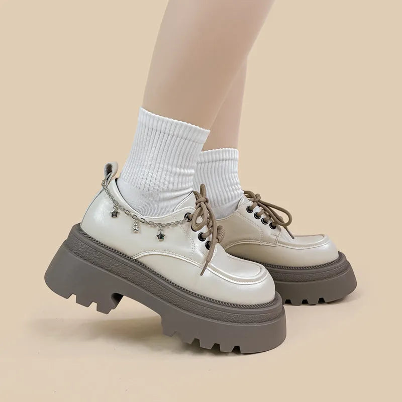 White British style women's platform Mary Jane shoes with chunky heel and front lace-up.