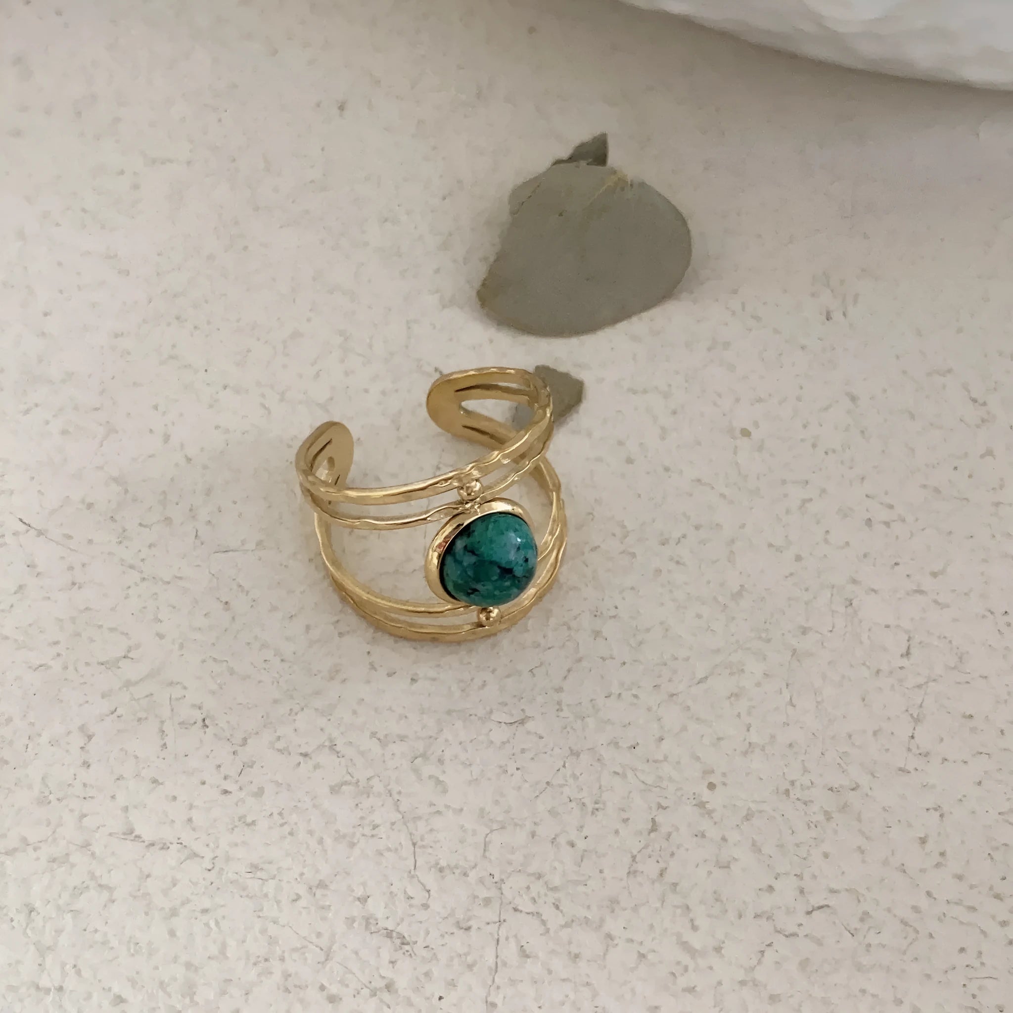 JZ0379 green geometric open ring with natural stone element on alloy band