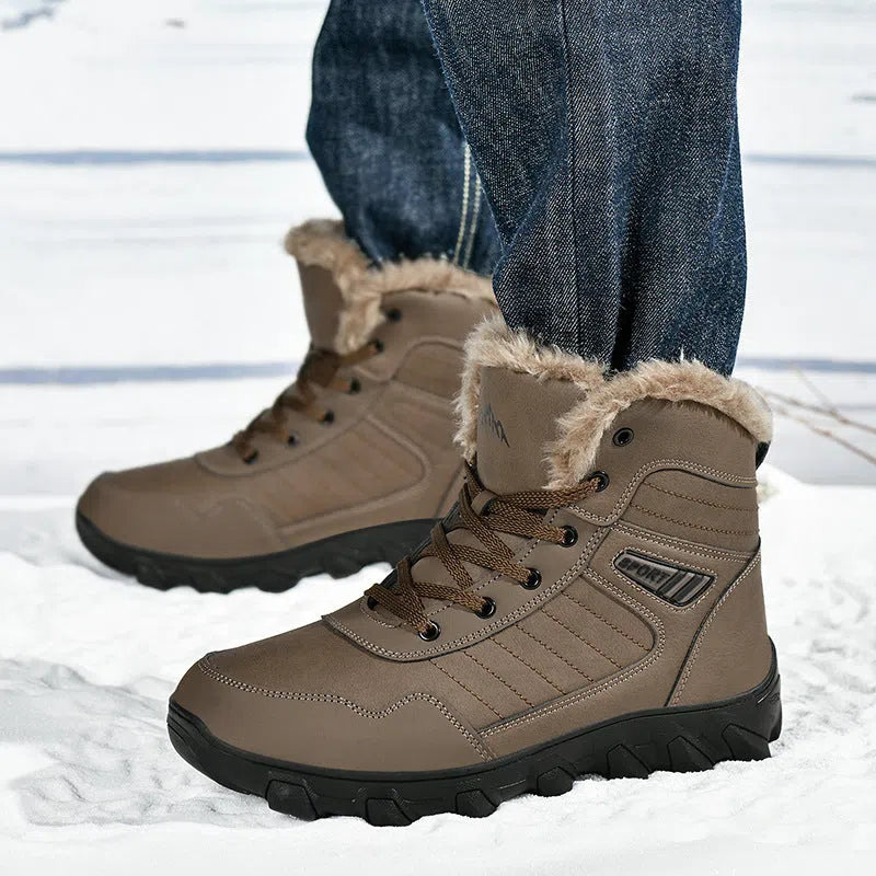 Men's fleece-lined snow boots in black with artificial PU upper and flat heel