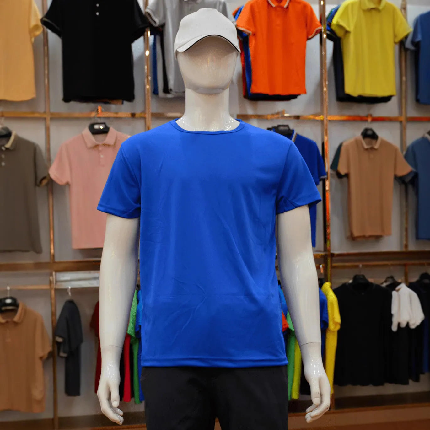 Man wearing a slim-fit quick-dry short-sleeve T-shirt in a solid colour.