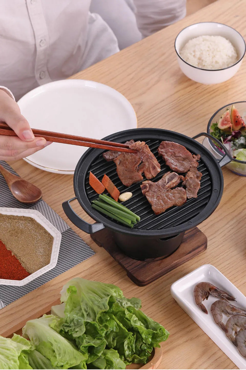 Mini BBQ grill alcohol stove double heads black 18x18x2cm on table with anti-stick plate