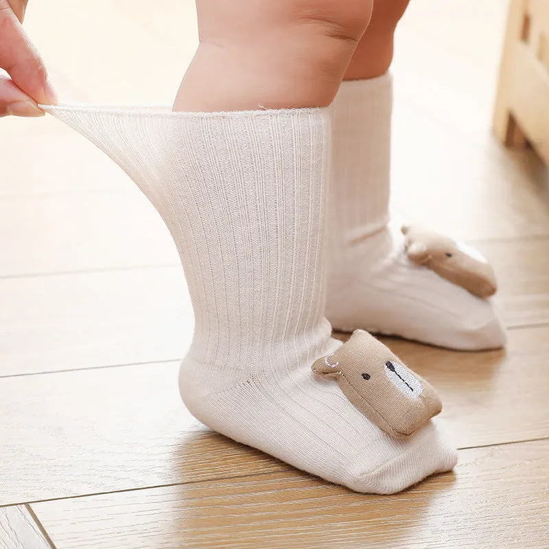 Baby socks with non-slip soles in combed cotton, shown in multiple colour options with size chart