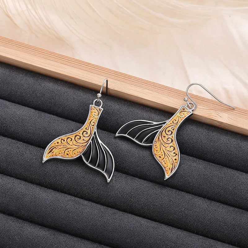 Women's retro fishtail earrings with whale design elements in white gold colour