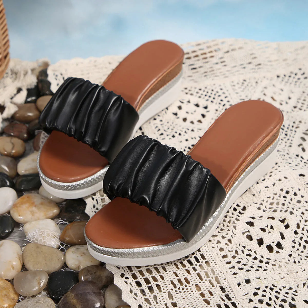 Pleated slippers for women with 3cm slope heel, PU upper, rubber sole, in black or gold