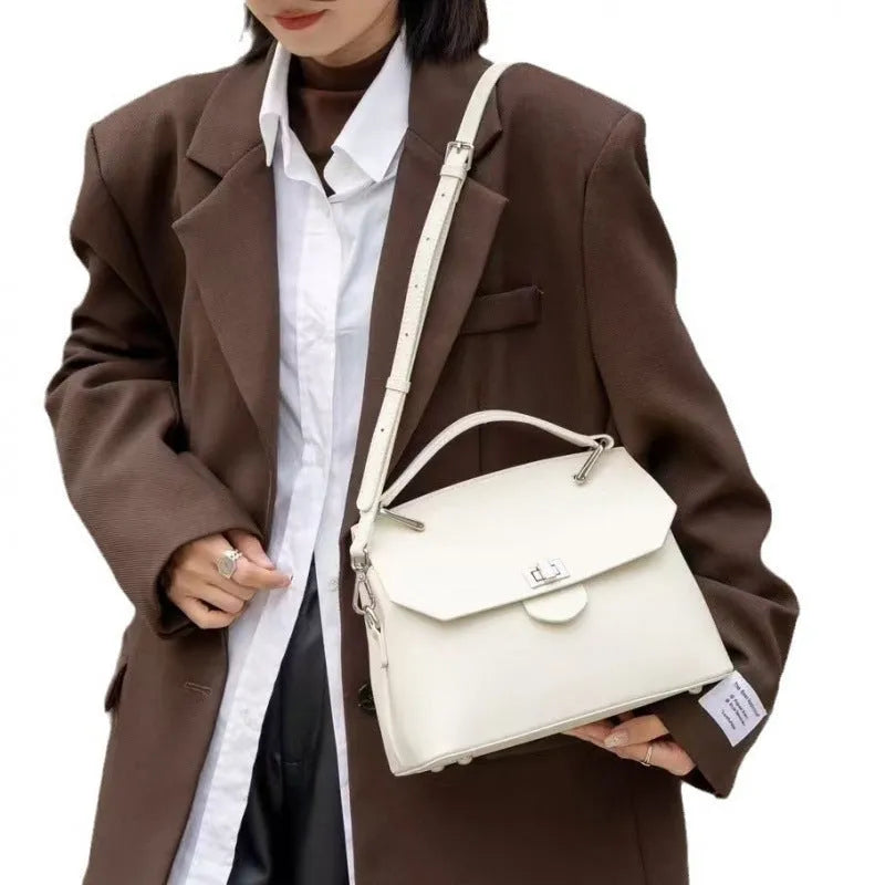 Genuine leather vegetable tanned messenger bag in urban style with internal organisation compartments and double shoulder straps
