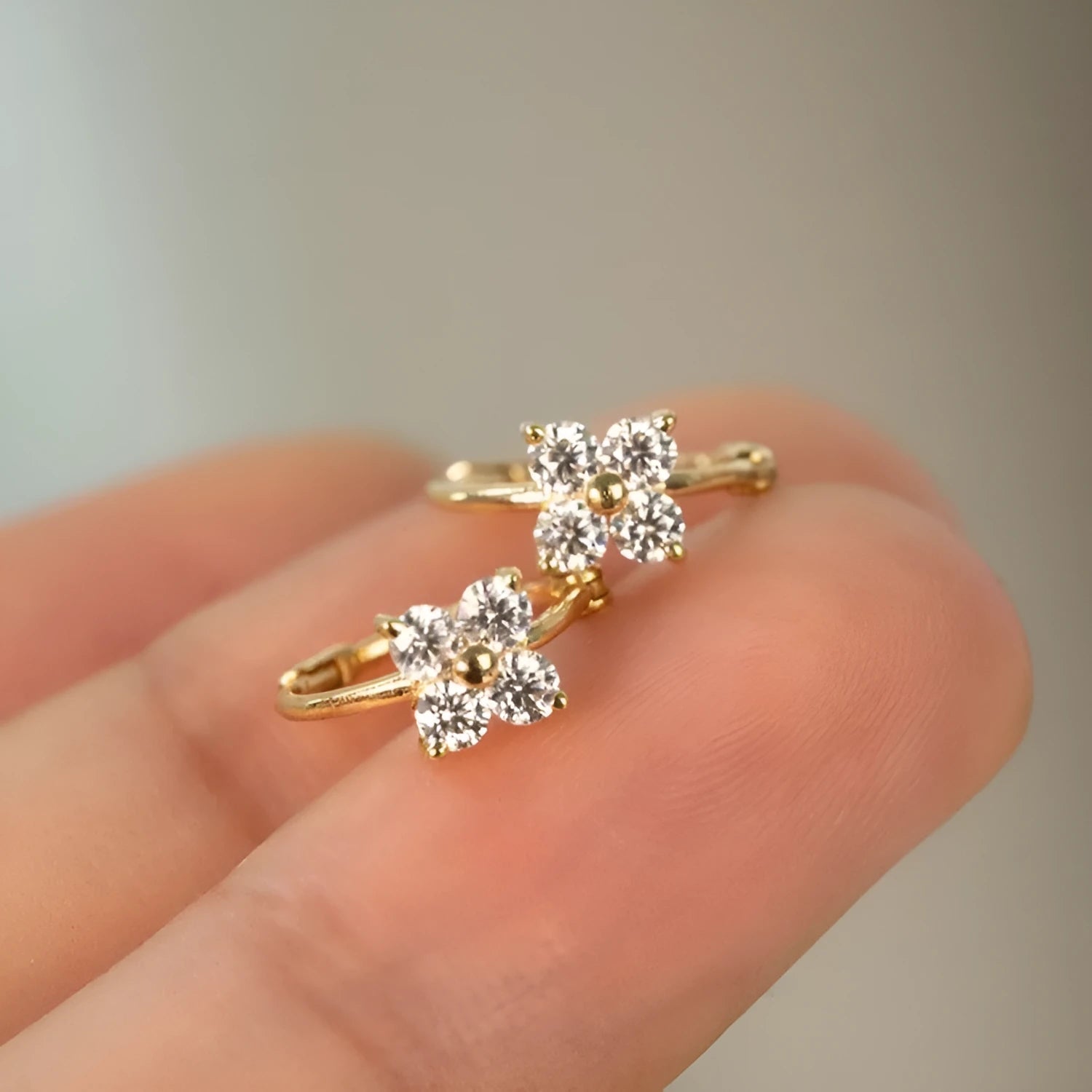 925 silver four-leaf clover zircon buckle earrings for women, gold colour, petal design
