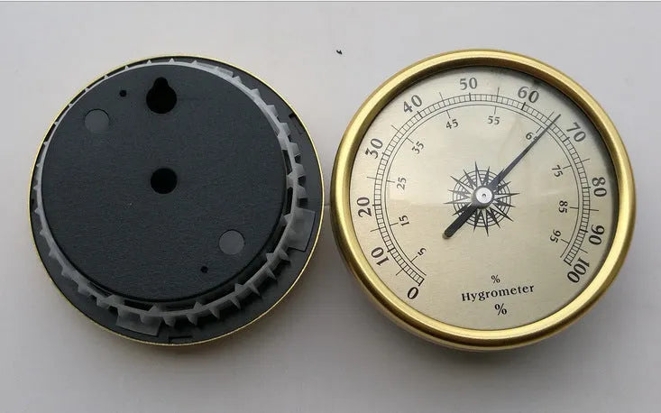 White analog thermometer and hygrometer with aluminium ring and dial for indoor and outdoor use.
