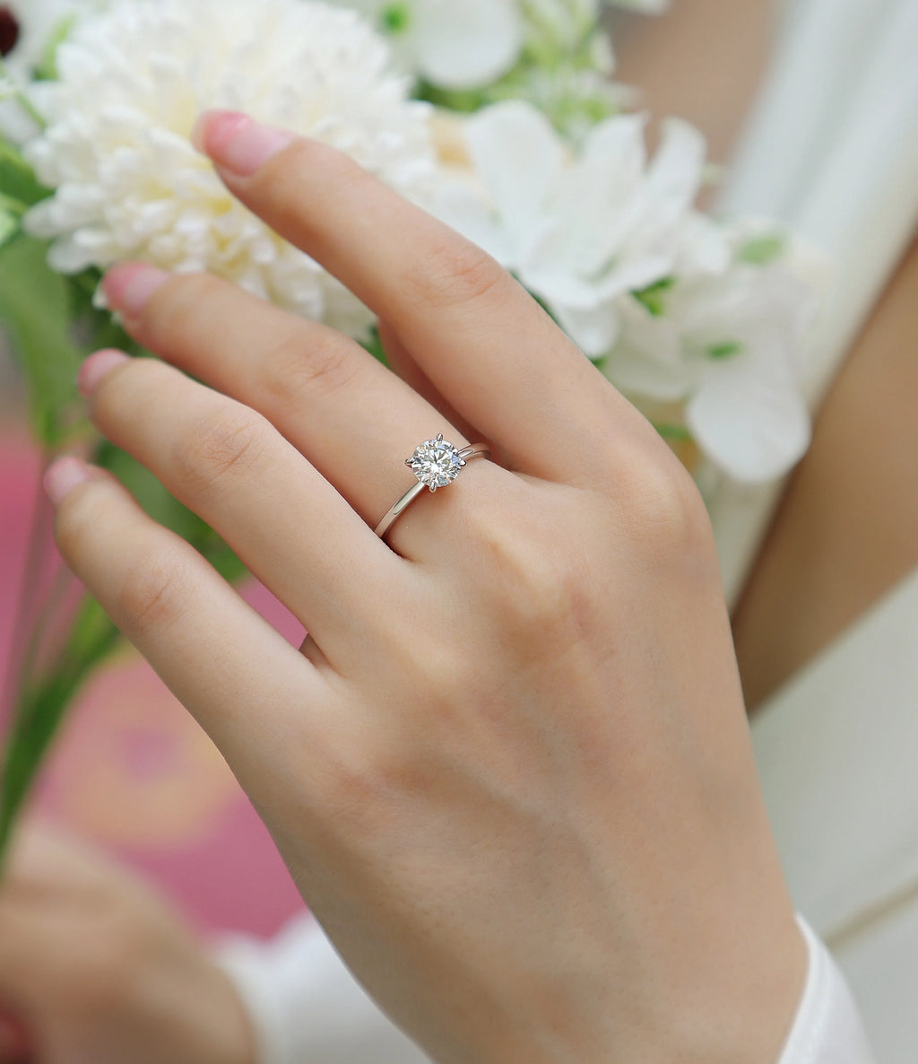Oath moissanite wedding ring with 1 carat stone on platinum-plated S925 silver band, gift box packaging