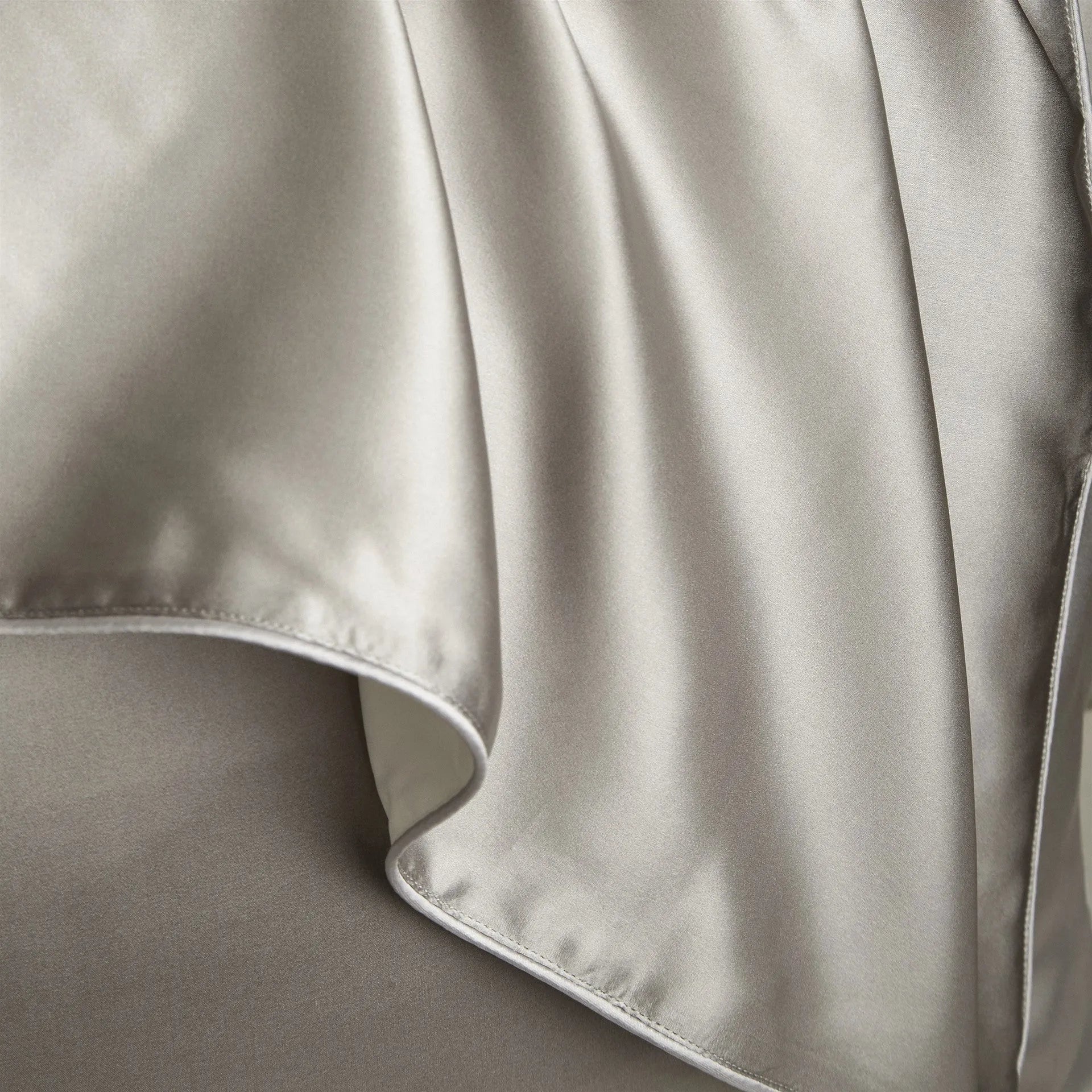 100% mulberry silk pillowcase in palace luxury style, size 48cm by 74cm.