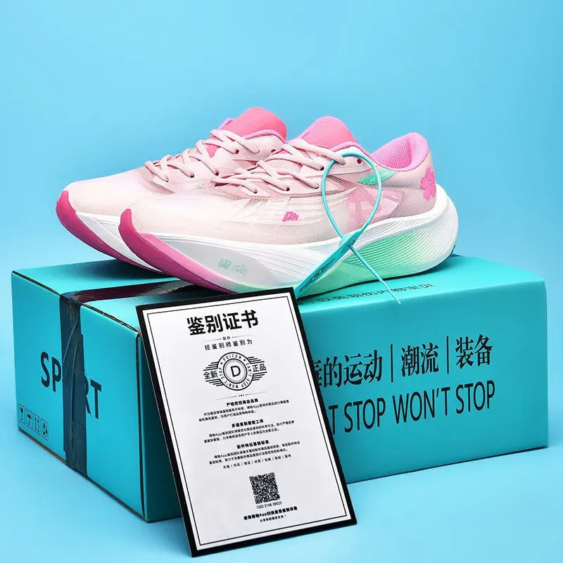 Low-top racing sneaker with carbon plate technology in Glacier colour on a natural rubber sole.