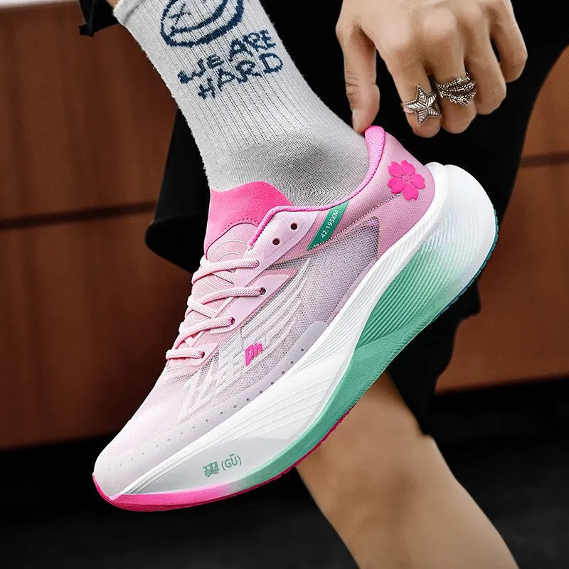 Low-top racing sneaker with carbon plate technology in Glacier colour on a natural rubber sole.