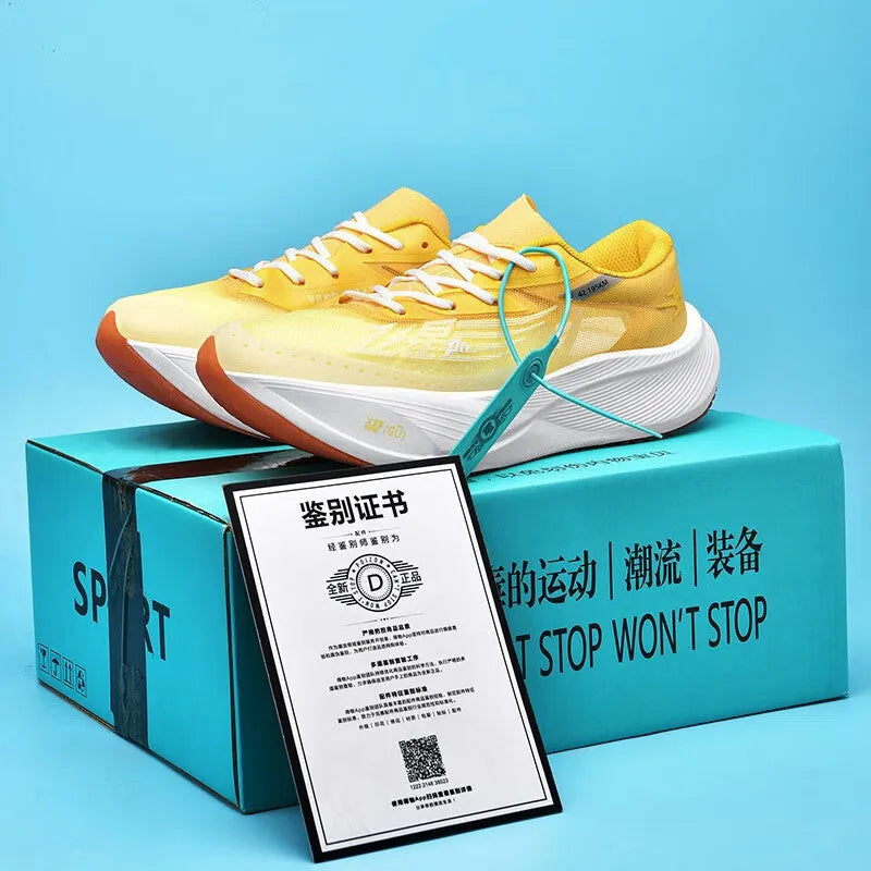 Low-top racing sneaker with carbon plate technology in Glacier colour on a natural rubber sole.