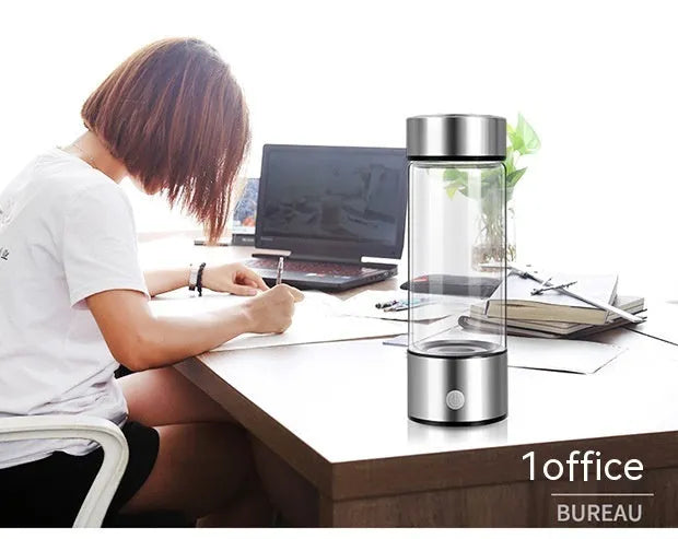 Electric hydrogen water generator bottle in borosilicate glass with portable rechargeable design