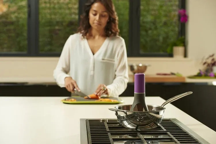 Uutensil Stirr automatic pot mixer device in green colour for hands-free stirring of sauces and soups.