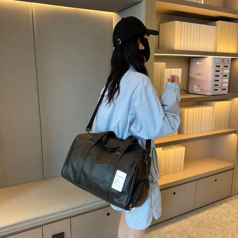 Black fitness shoulder messenger bag showing dry wet separation compartments, waterproof PU material, and adjustable shoulder strap