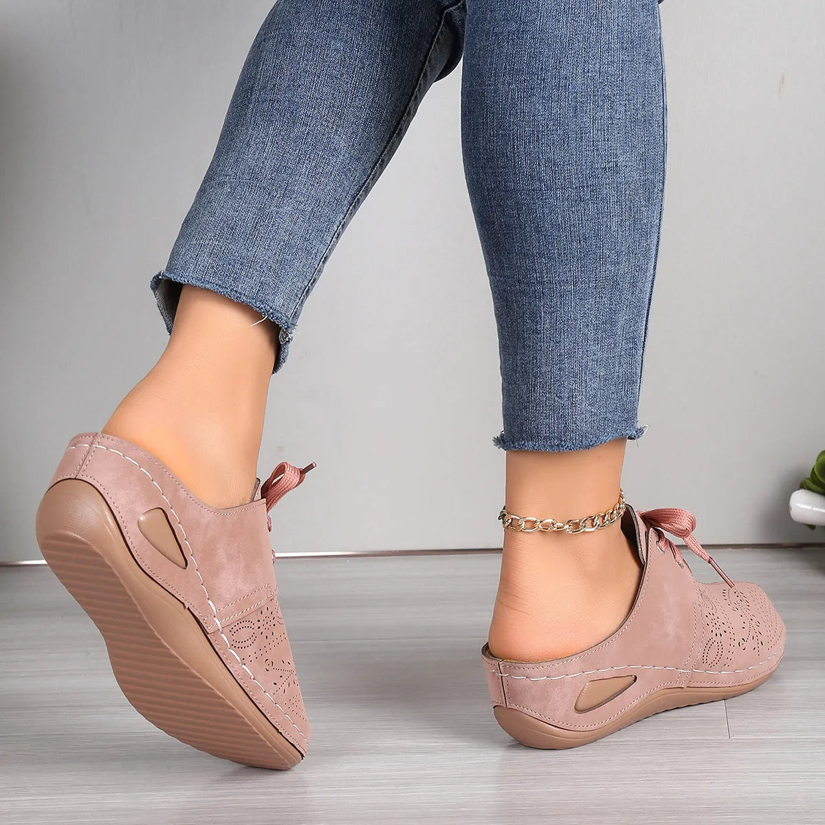 Women's lace-up wedge slippers in suede with a rubber sole, shown in a light grey colour.