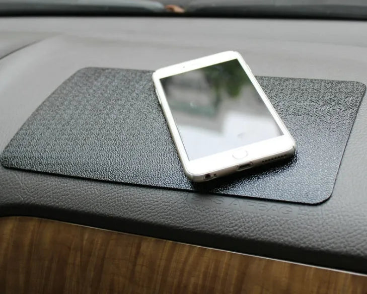 27x15cm super sticky PU car mat with large mesh pattern in checkered colour on a car dashboard