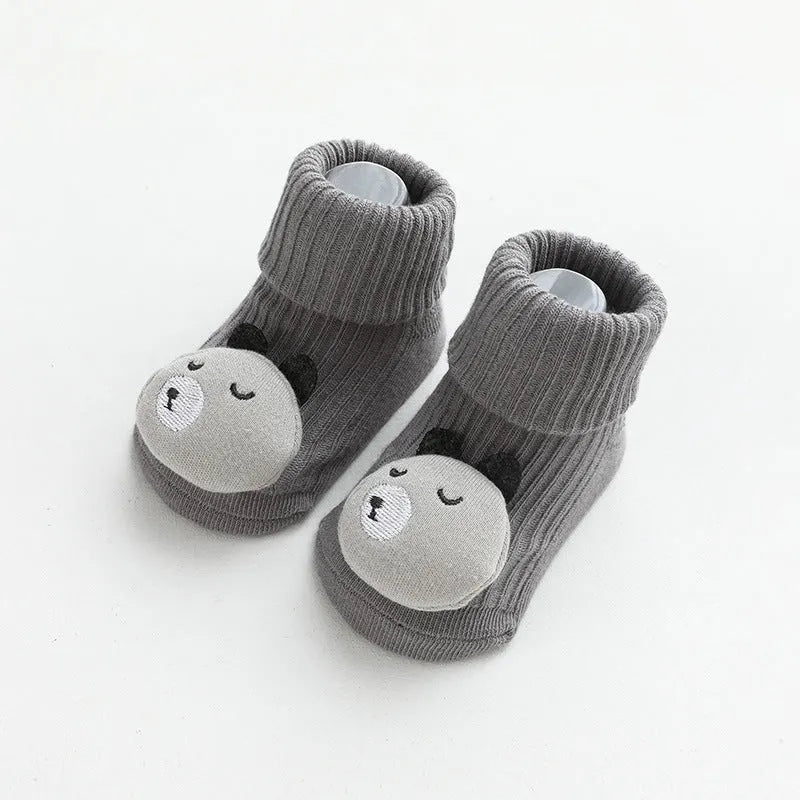 Baby socks with non-slip soles in combed cotton, shown in multiple colour options with size chart