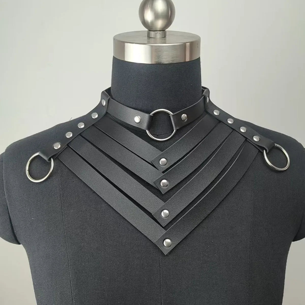 Black leather collar necklace with round element and 41-50cm perimeter, unisex secondary style