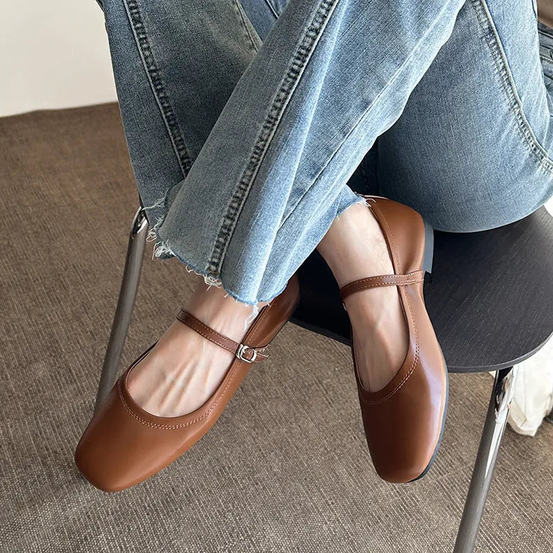 Retro Mary Jane flat shoes in sheepskin with round toe and flat rubber sole