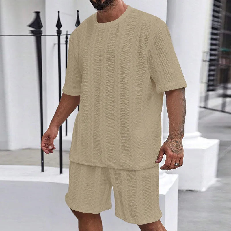 Men's knitted polyester summer casual set with round neck pullover and matching shorts in solid colour jacquard design