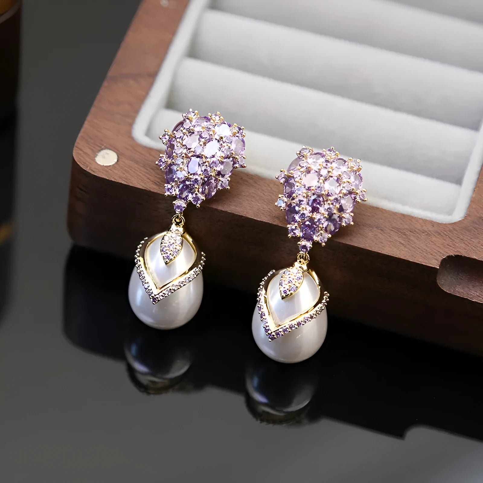 Women's drop-shaped pearl and zircon earrings with 18K gold plating in three colour variations.