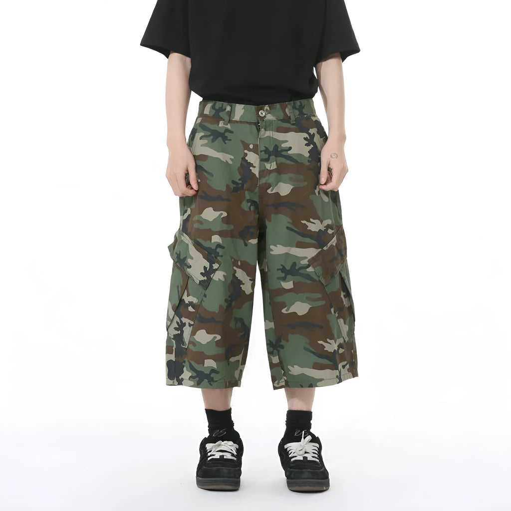 Men's camouflage print wide-leg cropped cotton jeans with large side pockets.