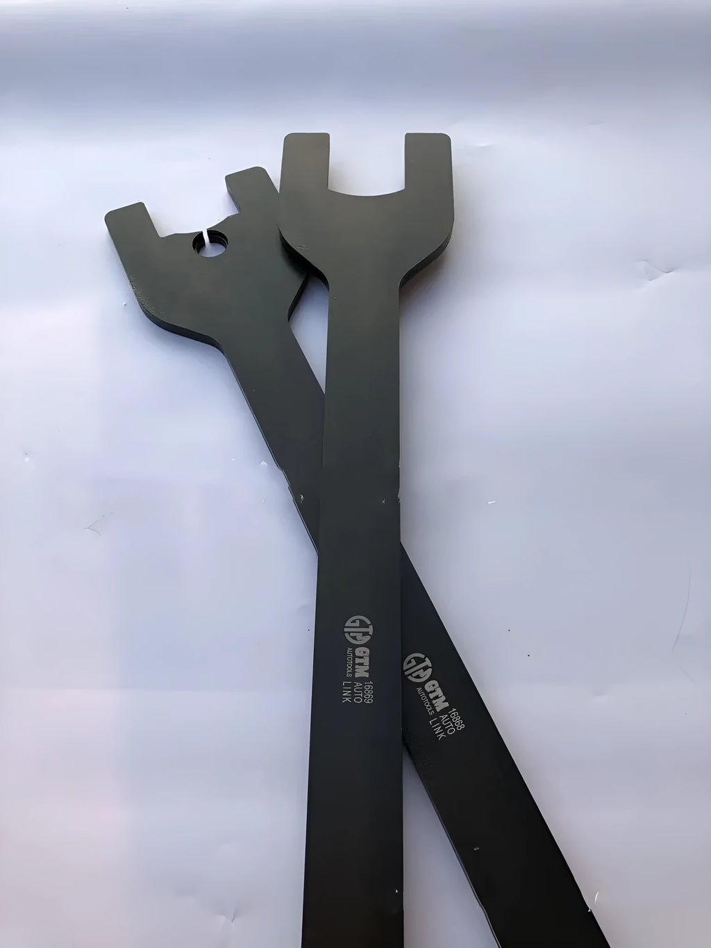 Land Rover fan wrench set showing 36mm and 40mm alloy steel spanners for auto repair.