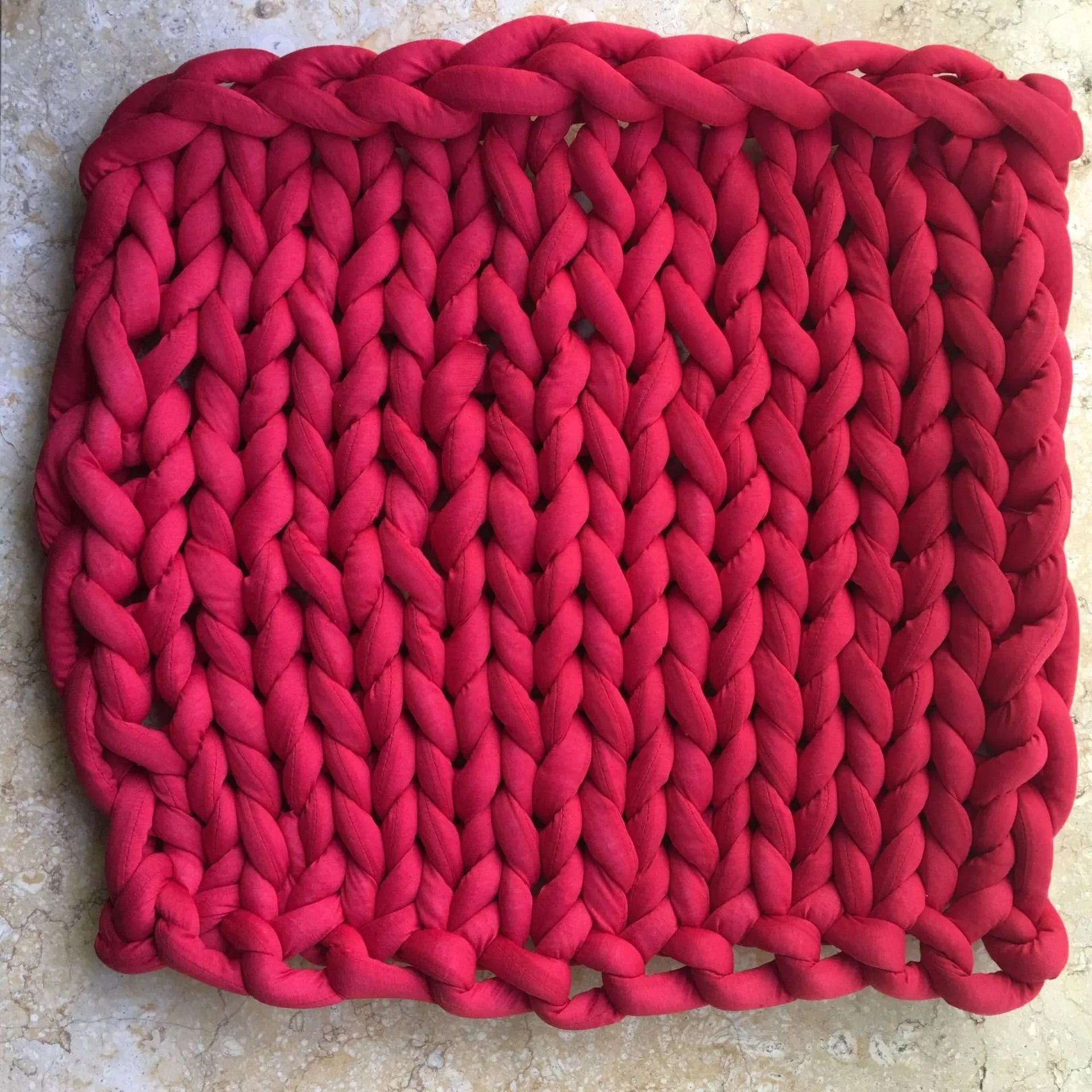 Hand-woven weighted blanket in chenille polyester, beige colour, 100x100cm size, with textured weave visible