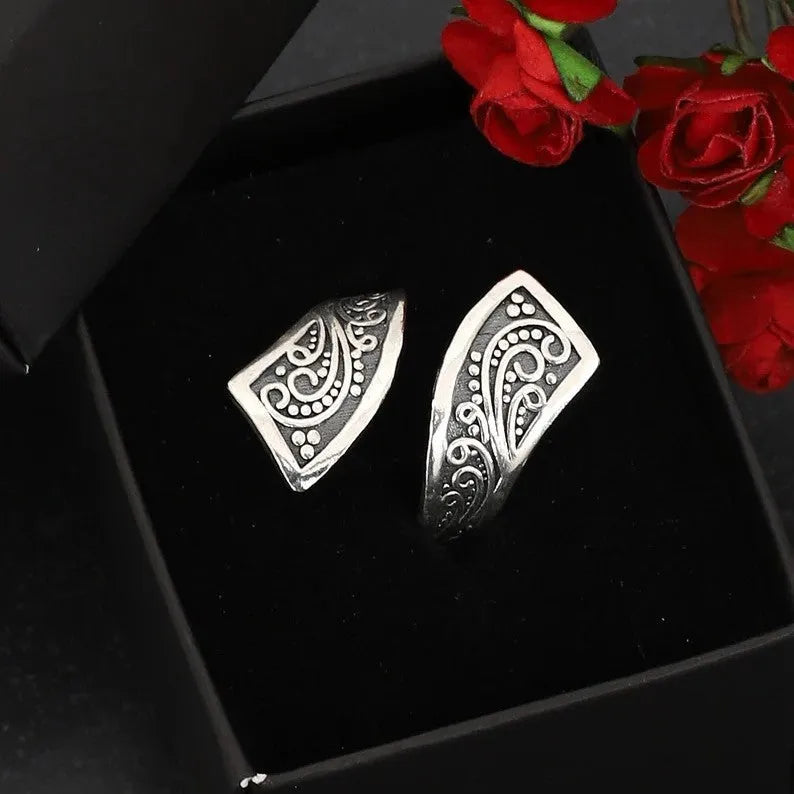 Women's alloy ring with adjustable opening in silver electroplated finish