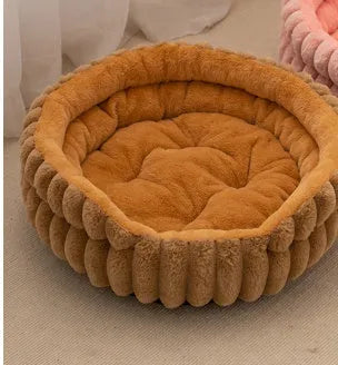 Round plush cat bed in white, 40cm diameter and 15cm height, soft cloth material