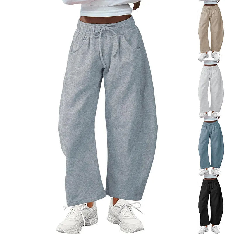Loose cropped sweatpants with drawstring waist and side pockets in cotton fabric