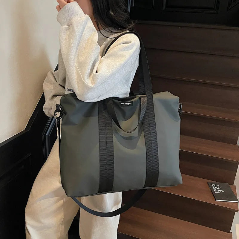 Lightweight Oxford cloth tote bag with 20-35L capacity for business travel