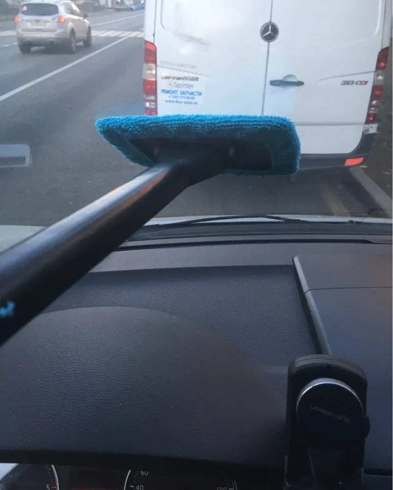Car window pivoting microfiber cleaner with telescopic pole and PP handle in dark blue and green