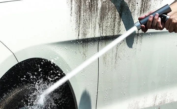 High-pressure aluminium alloy car wash water gun with telescopic nozzle connected to an explosion-proof TPE hose outdoors