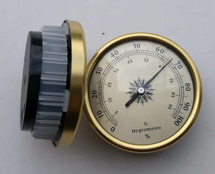 White analog thermometer and hygrometer with aluminium ring and dial for indoor and outdoor use.