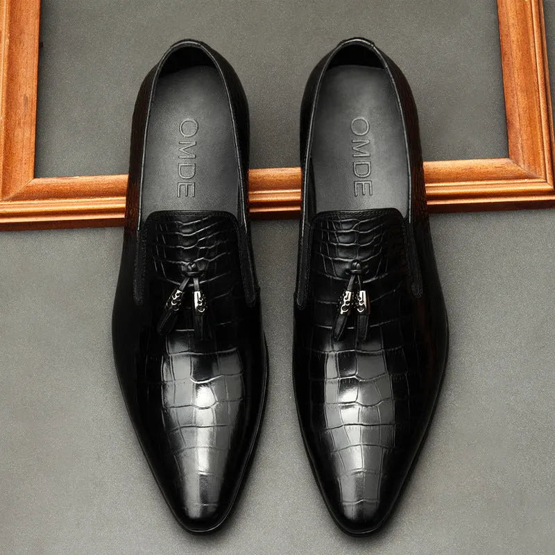 Formal men's pointed toe dress shoes in genuine cowhide leather, black colour, low-top design with rubber sole