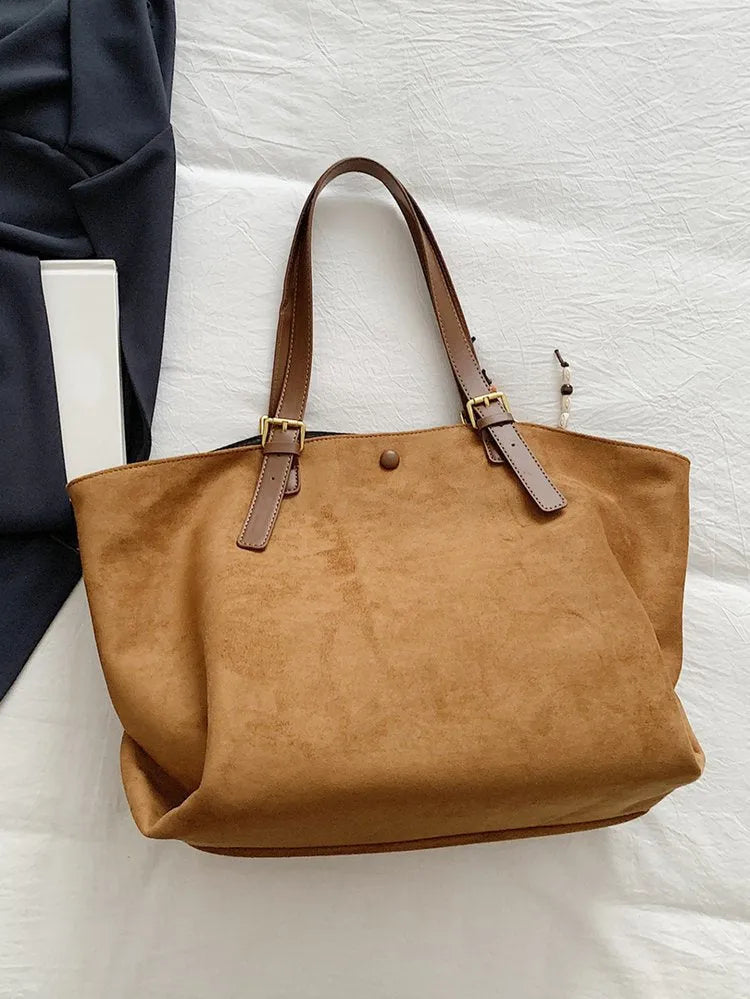 New retro fashion large capacity women's shoulder bag in PU leather with sewing thread detail and pendant
