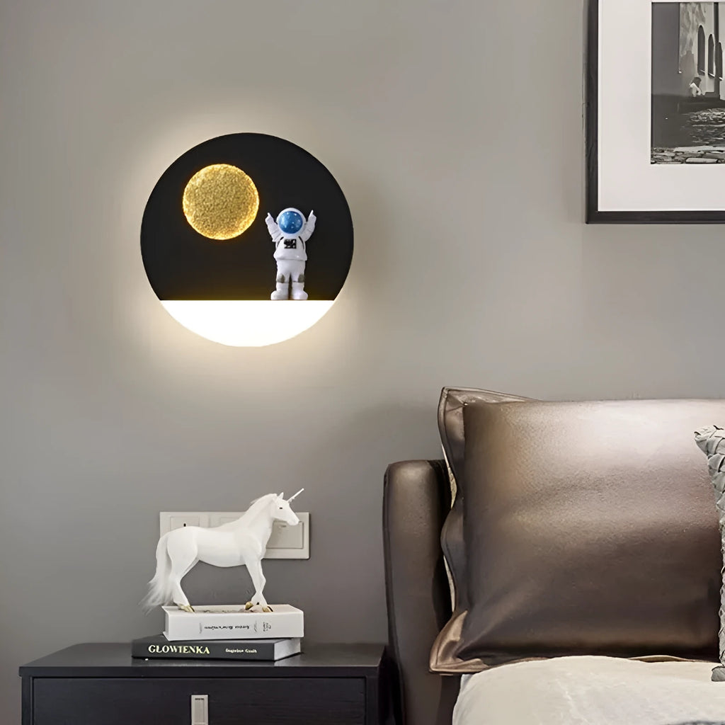 Astronaut-shaped bedside wall lamp with small shelf in black or white round or square design