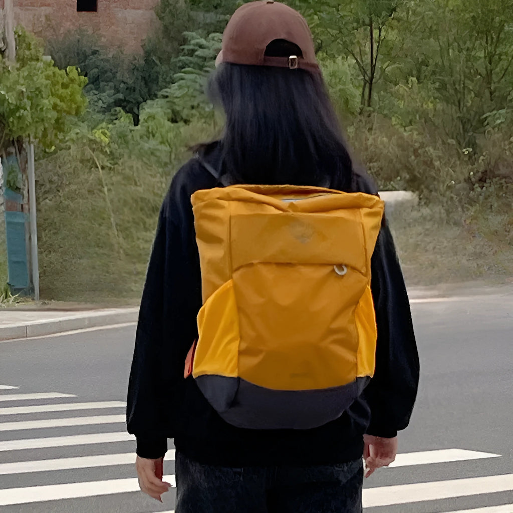 Large 20-litre waterproof backpack in Oxford fabric, shown in army green, suitable for sports and commuting