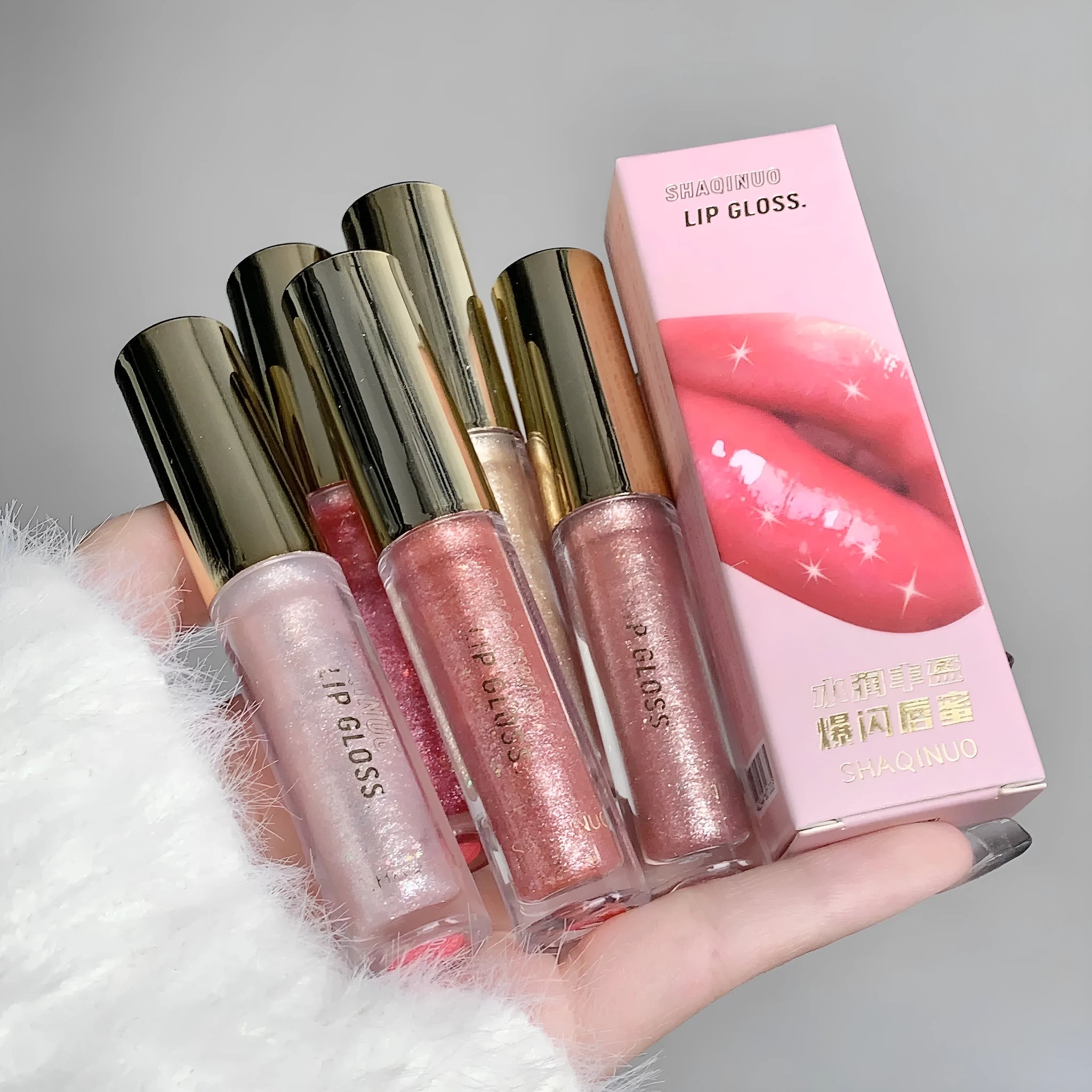 Moisturising lip lacquer with water-light mirror finish in five colour shades on display
