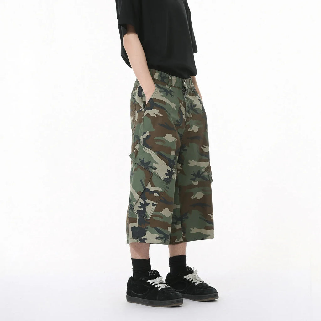 Men's camouflage print wide-leg cropped cotton jeans with large side pockets.