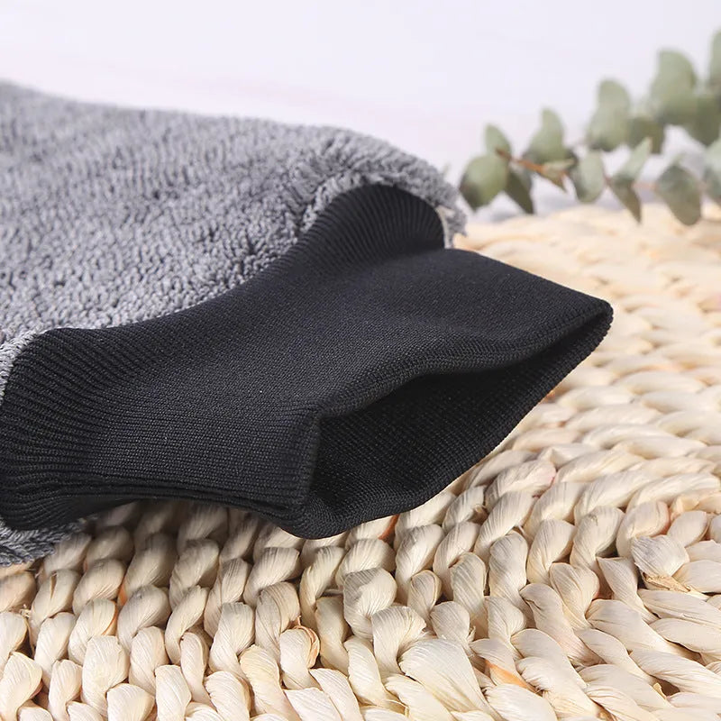 Gray microfiber car cleaning gloves with twisted braid texture, size 16x26cm, lying flat