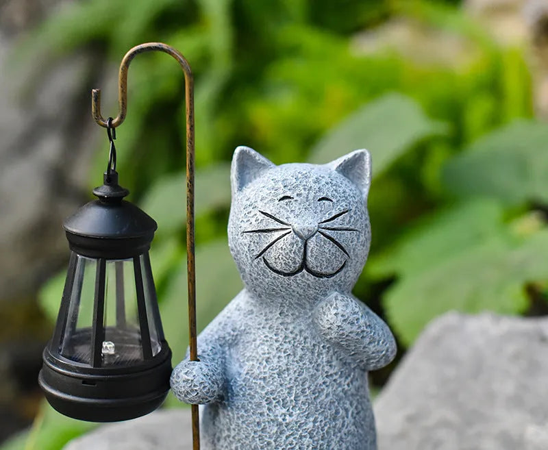Solar-powered garden lamp with resin kitten ornament decoration for outdoor lighting