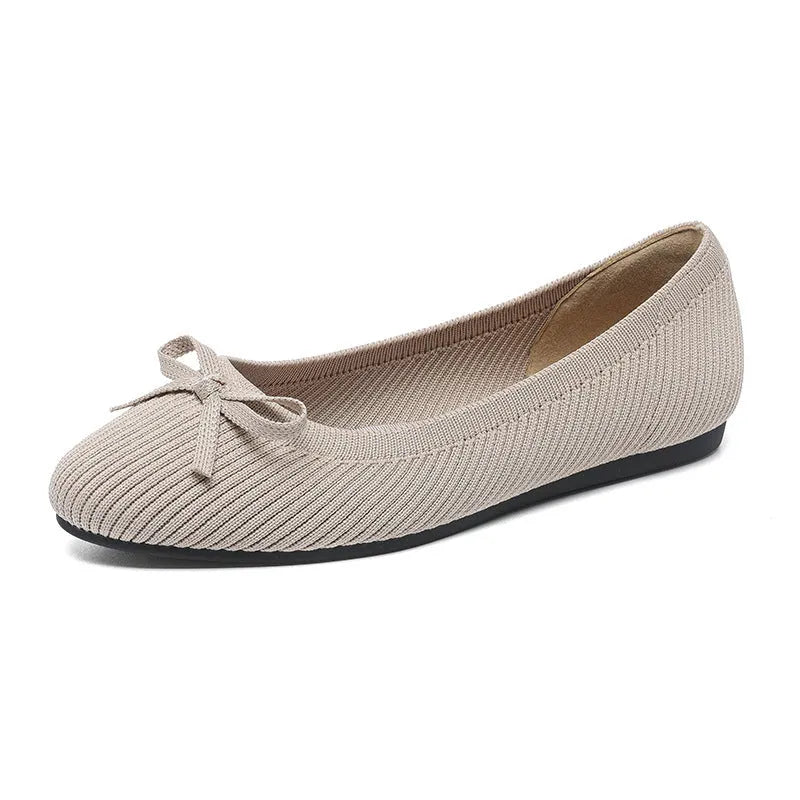 Women's casual flat pumps with bow decoration and fabric upper in slip-on design